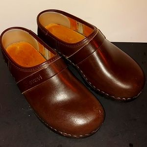 Woman shoes,  size EU 37, brown leather,  wood sole.